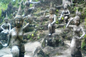 Steinfiguren im magischen Buddha-Garten.